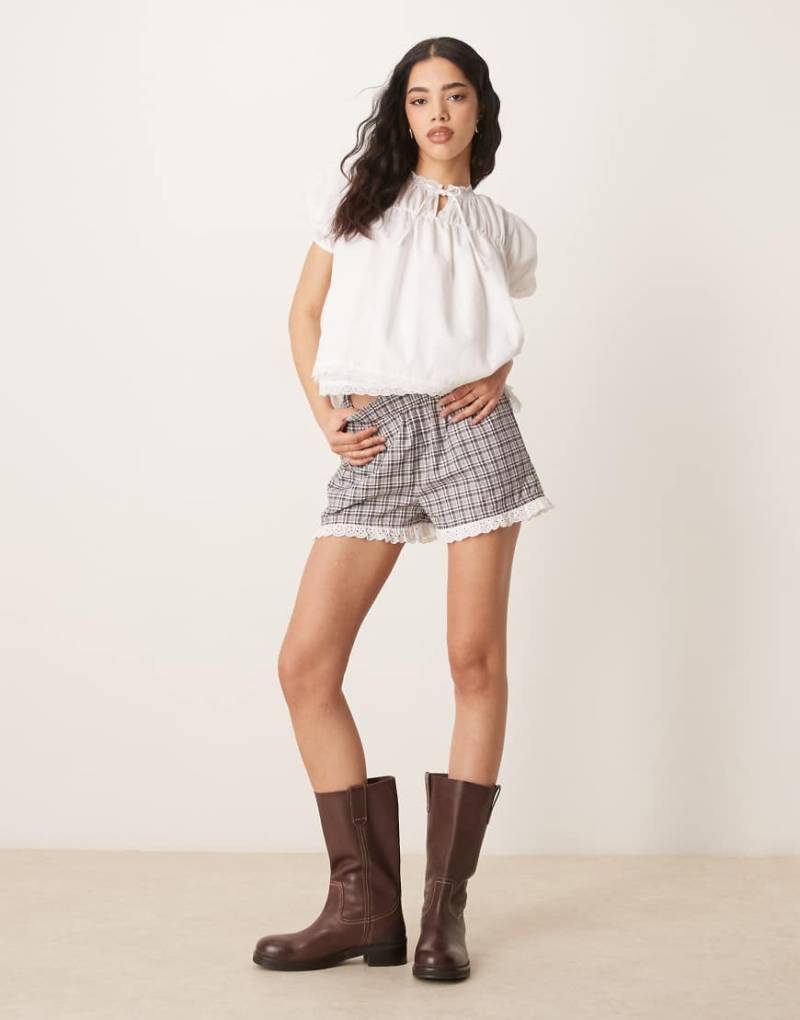 ASOS DESIGN - Shorts in Braun kariert mit Spitzenborte-Bunt von ASOS DESIGN