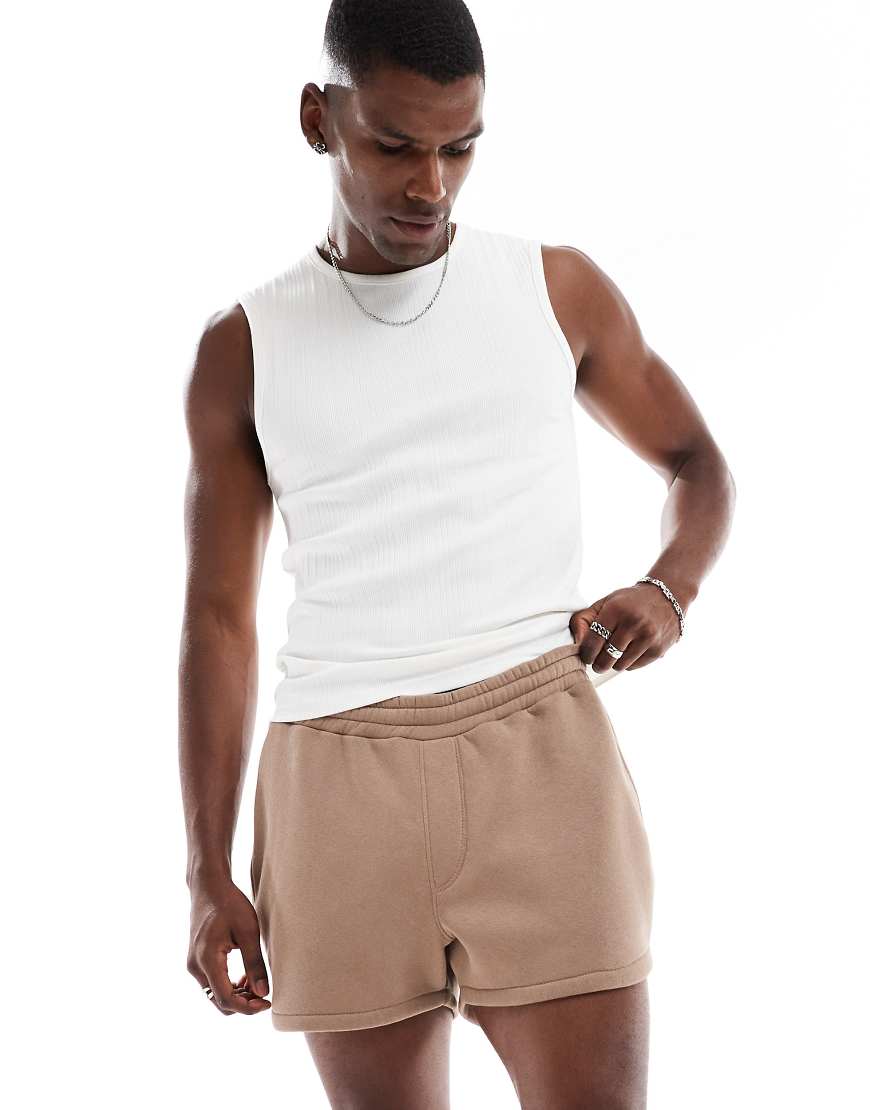 ASOS DESIGN - Kürzere Shorts in Braun mit abgerundetem Saum ASOS DESIGN - Kürzere Shorts in Braun mit abgerundetem Saum von ASOS DESIGN