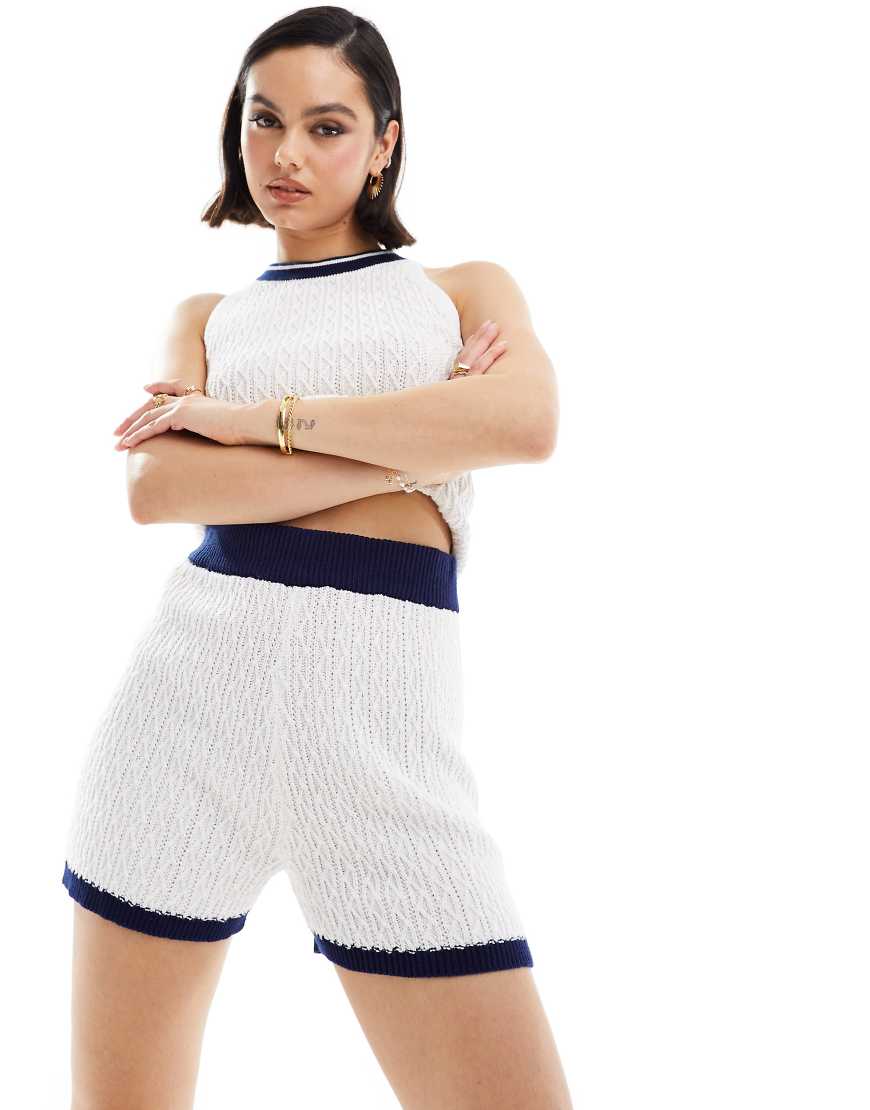 ASOS DESIGN - Shorts in Creme mit Zopfstrickmuster und Zierstreifen, Kombiteil-Weiß ASOS DESIGN - Shorts in Creme mit Zopfstrickmuster und Zierstreifen, Kombiteil-Weiß von ASOS DESIGN