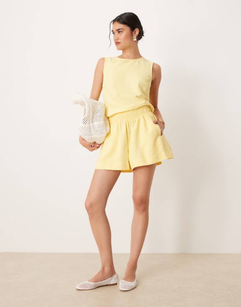 ASOS DESIGN - Shorts in Gelb mit elastischem Bund, Kombiteil von ASOS DESIGN