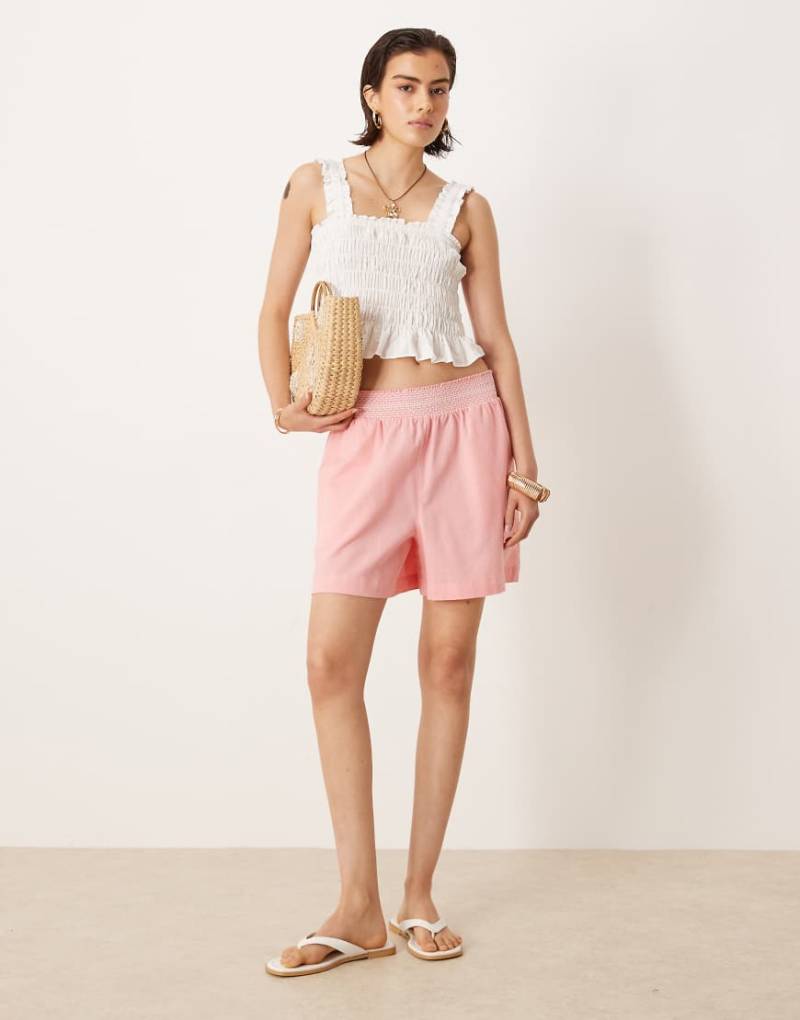 ASOS DESIGN - Shorts in Rosa mit Weiß und gesmokter Taille-Bunt von ASOS DESIGN