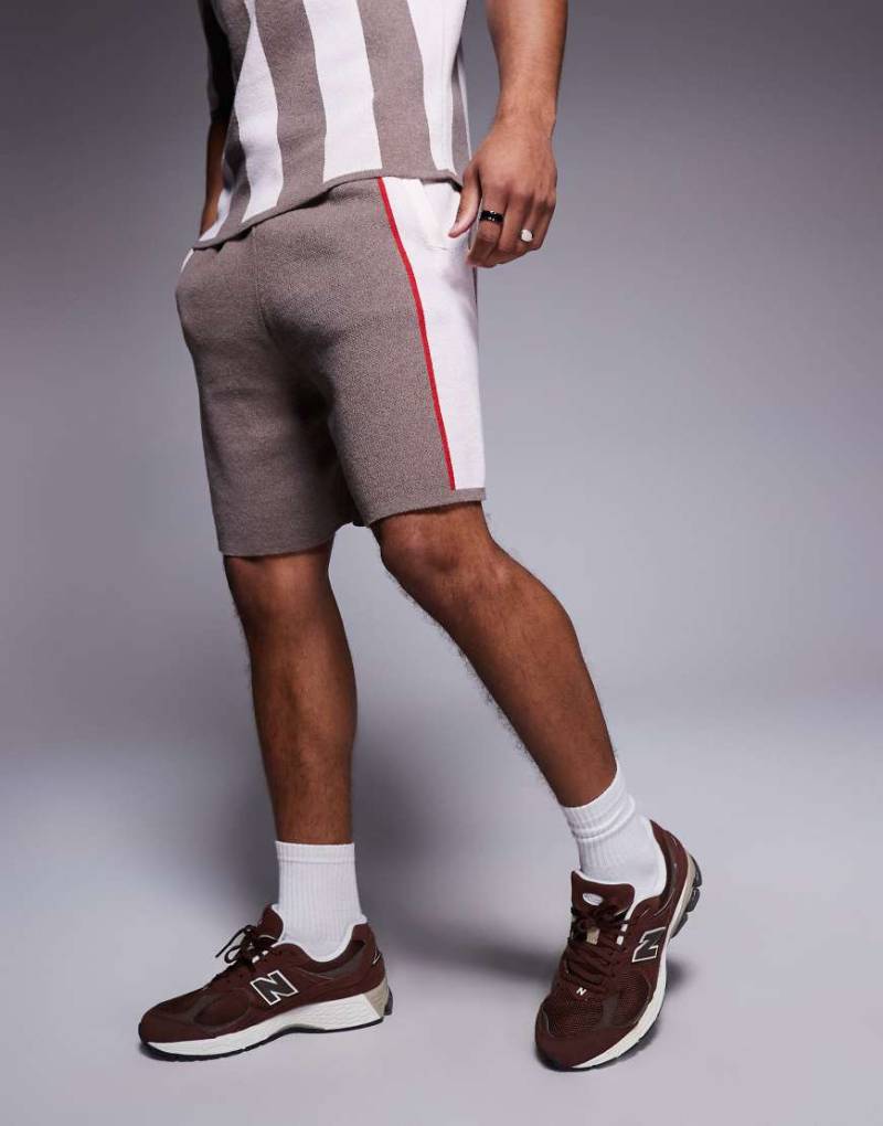 ASOS DESIGN - Shorts in Stein aus Struktur-Strick mit Seitenstreifen, Kombiteil-Neutral von ASOS DESIGN