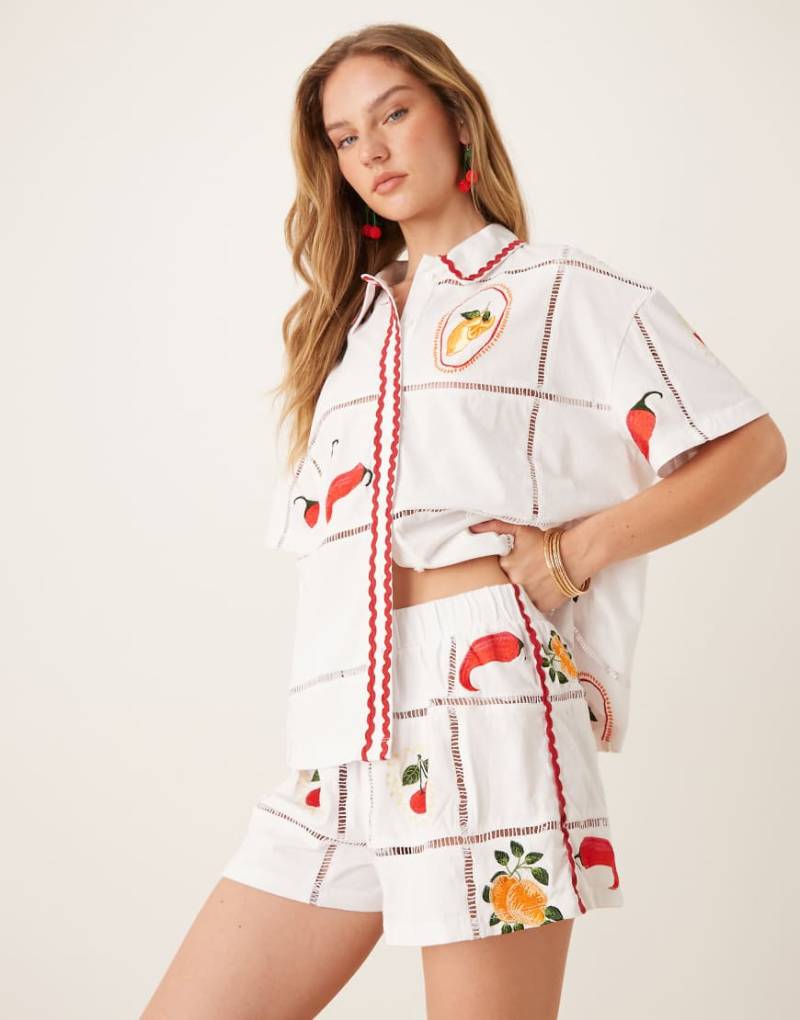 ASOS DESIGN - Shorts in Weiß mit Zickzackband und sommerlicher Stickerei, Kombiteil von ASOS DESIGN