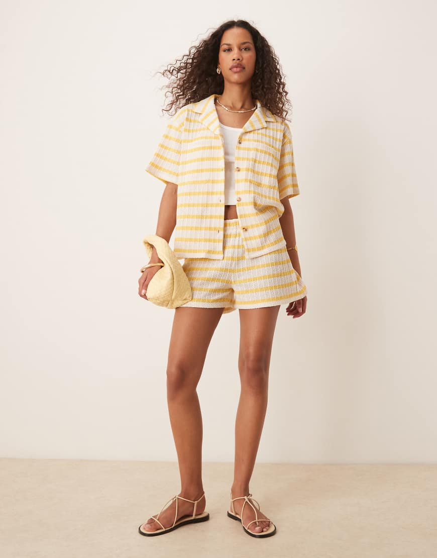 ASOS DESIGN - Shorts in Weiß und Gelb gestreift, Kombiteil-Bunt ASOS DESIGN - Shorts in Weiß und Gelb gestreift, Kombiteil-Bunt von ASOS DESIGN