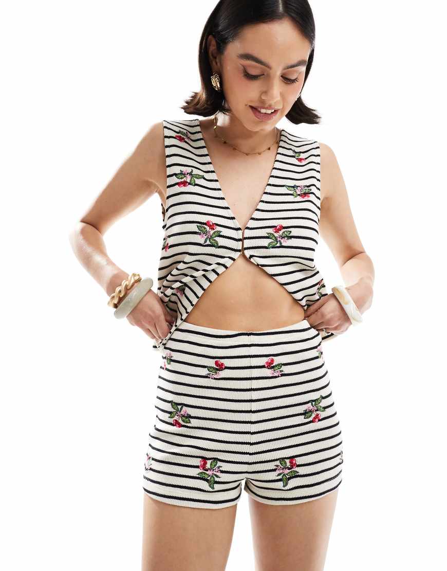 ASOS DESIGN - Shorts mit Streifen und Kirsch-Stickereien-Bunt ASOS DESIGN - Shorts mit Streifen und Kirsch-Stickereien-Bunt von ASOS DESIGN