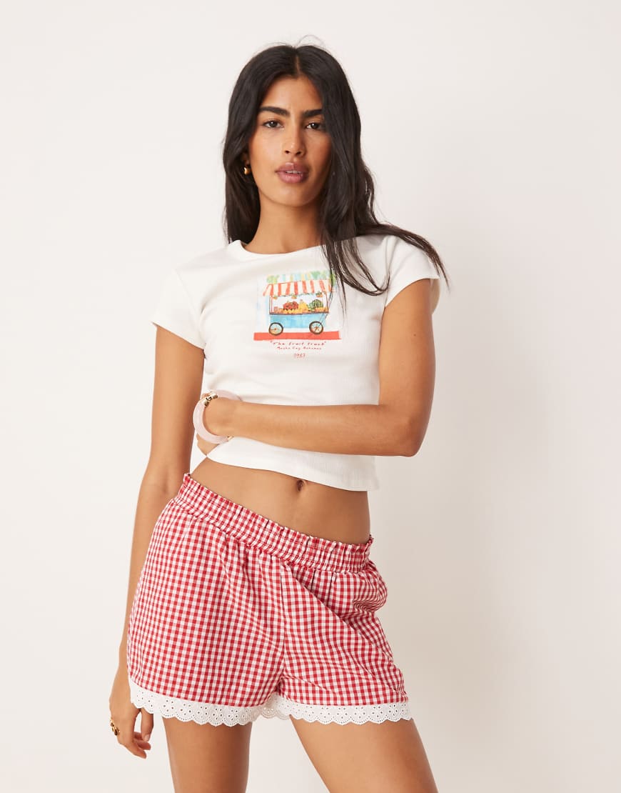ASOS DESIGN - Shorts mit rotem Vichy-Karo und Spitzenborte von ASOS DESIGN