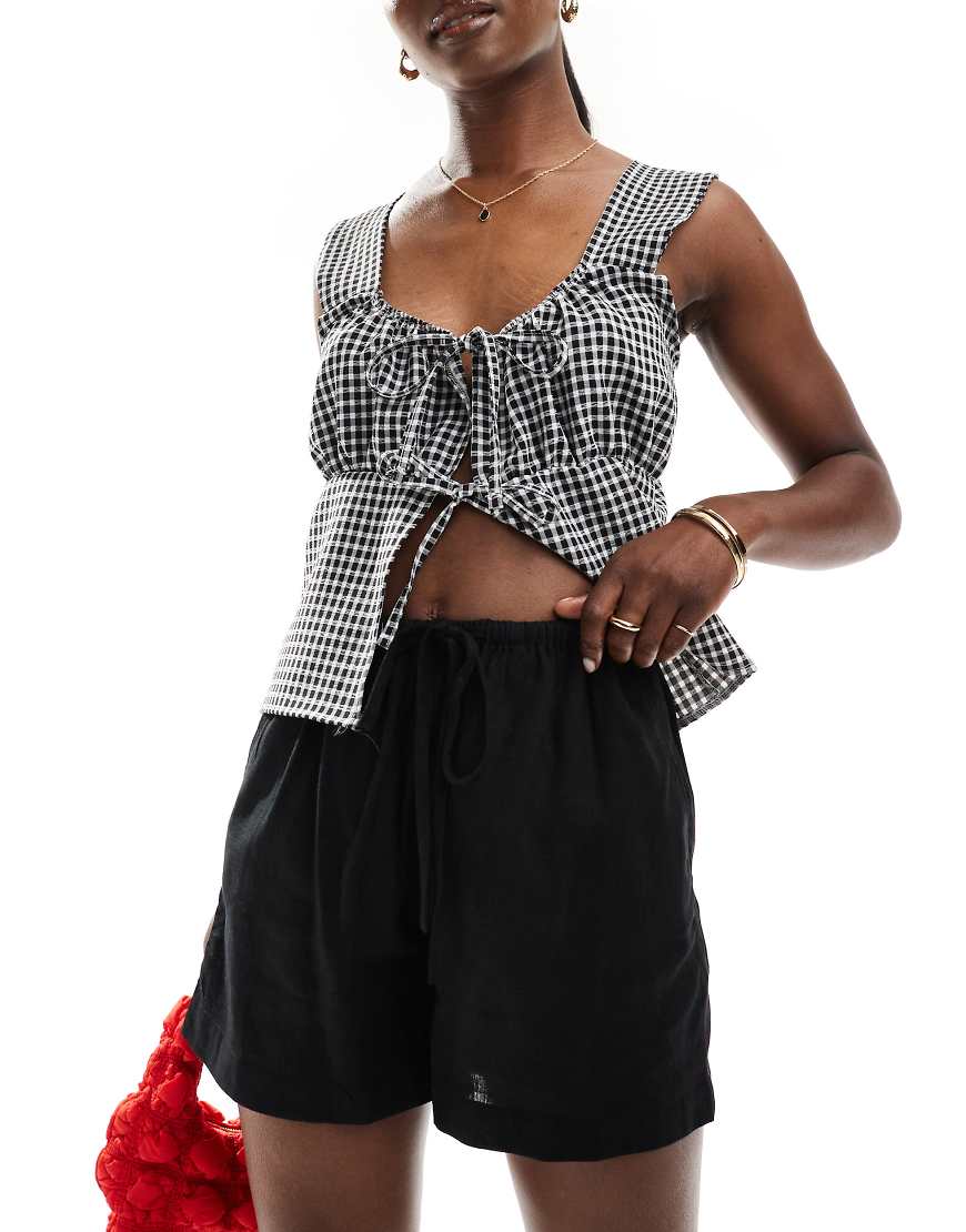 ASOS DESIGN - Shorts zum Reinschlüpfen in Schwarz mit Leinenanteil ASOS DESIGN - Shorts zum Reinschlüpfen in Schwarz mit Leinenanteil von ASOS DESIGN