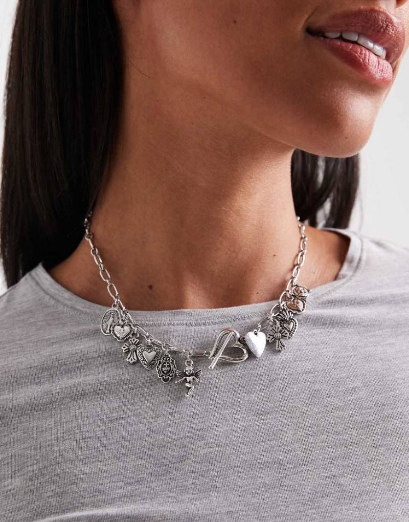 ASOS DESIGN - Silberfarbene, kurze Halskette mit verschiedenartigen Anhängern von ASOS DESIGN