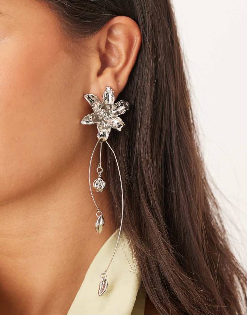 ASOS DESIGN - Silberfarbene Blumen-Ohrstecker mit Draht-Design und Anhängern von ASOS DESIGN