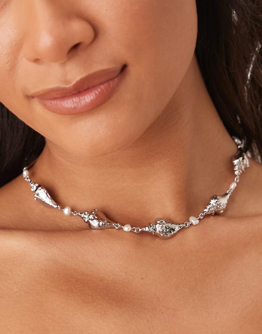 ASOS DESIGN - Silberfarbene Choker-Halskette mit Muschelschalen-Gliedern von ASOS DESIGN