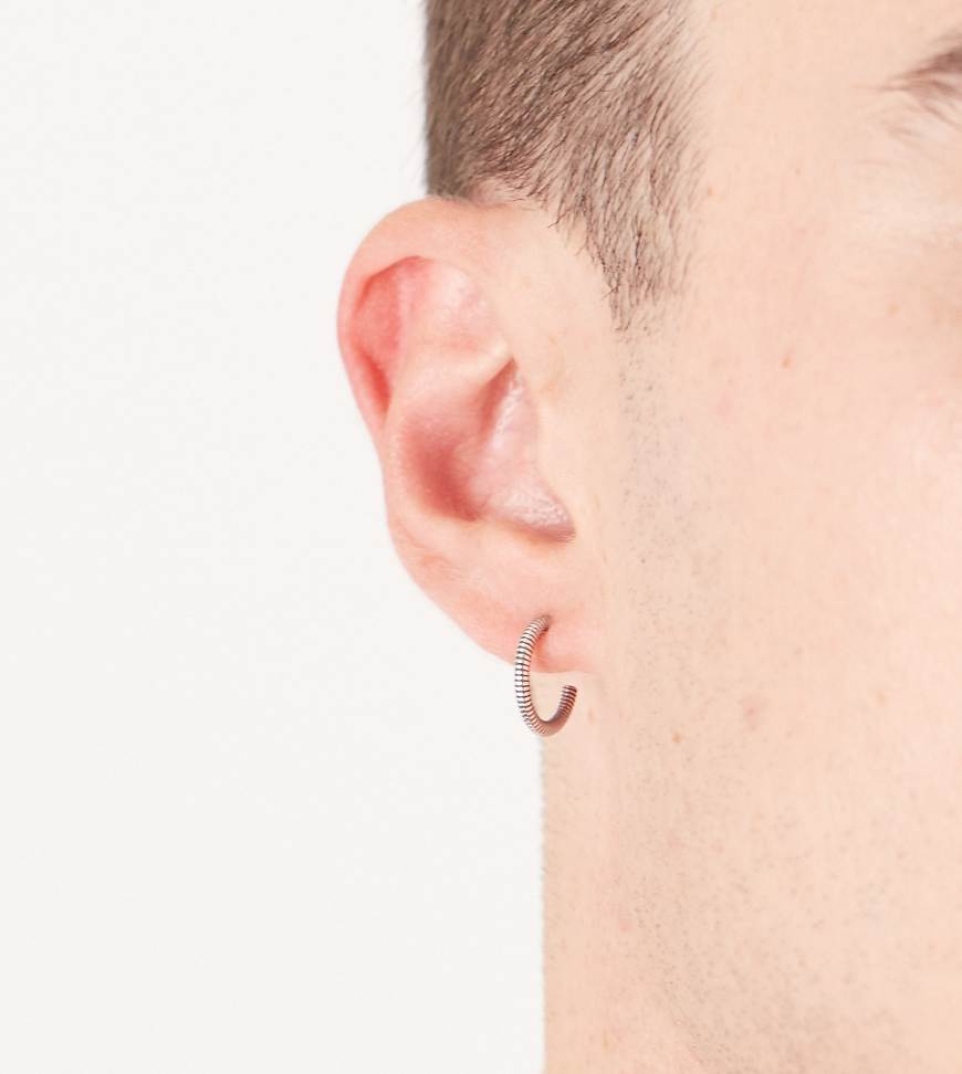 ASOS DESIGN - Silberfarbene Creolen im verdrehten Draht-Design aus Sterlingsilber von ASOS DESIGN