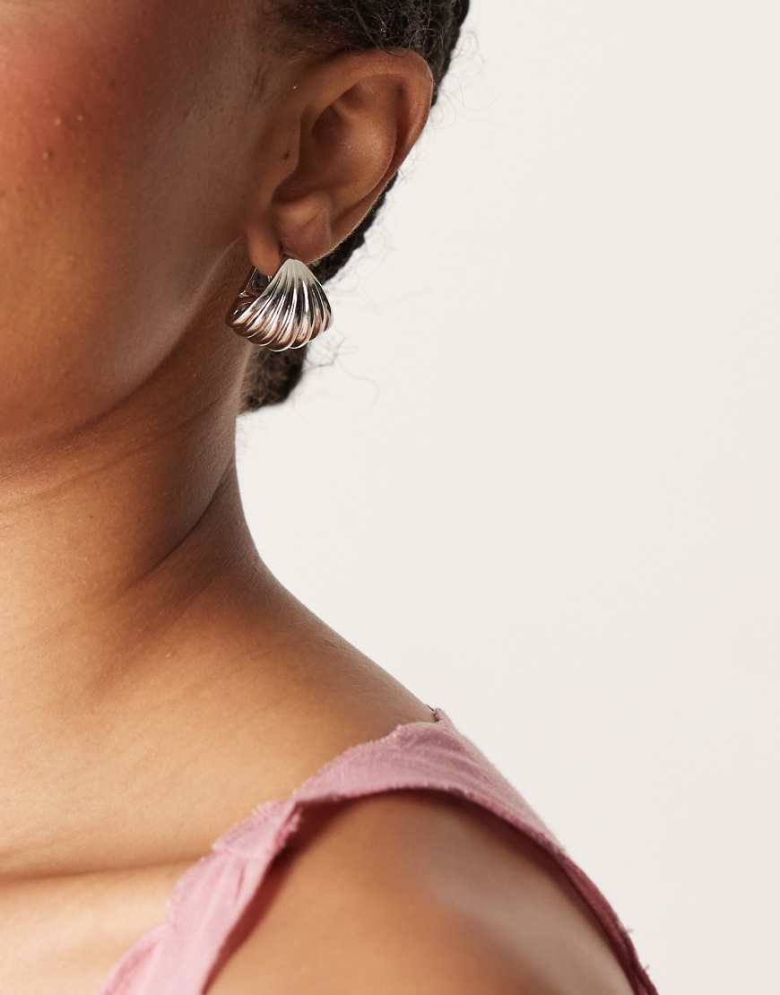 ASOS DESIGN - Silberfarbene Creolen mit geriffeltem Fächer-Detail von ASOS DESIGN