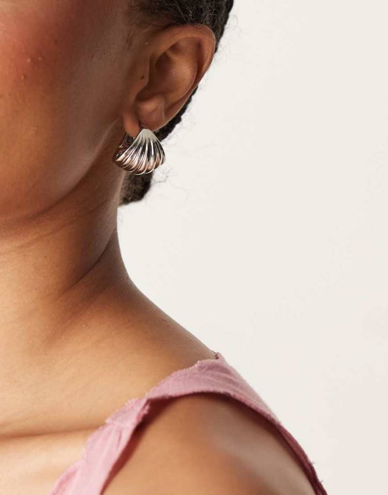 ASOS DESIGN - Silberfarbene Creolen mit geriffeltem Fächer-Detail von ASOS DESIGN