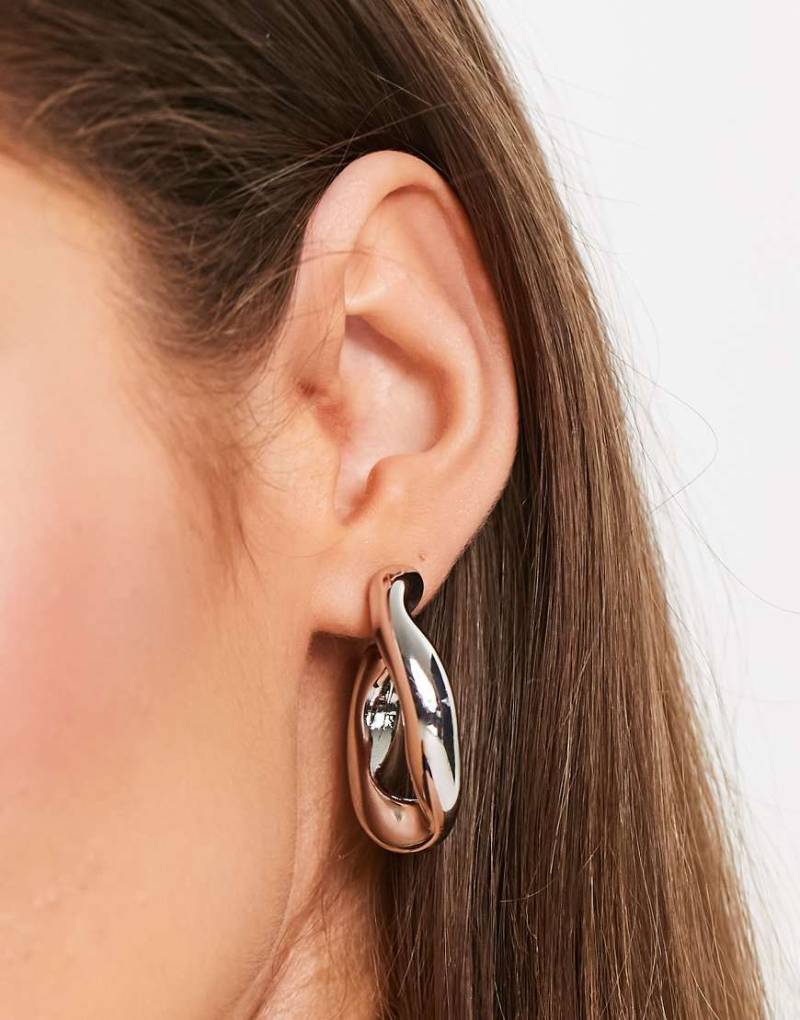 ASOS DESIGN - Silberfarbene Creolen mit verdrehtem Kettenglied-Design von ASOS DESIGN