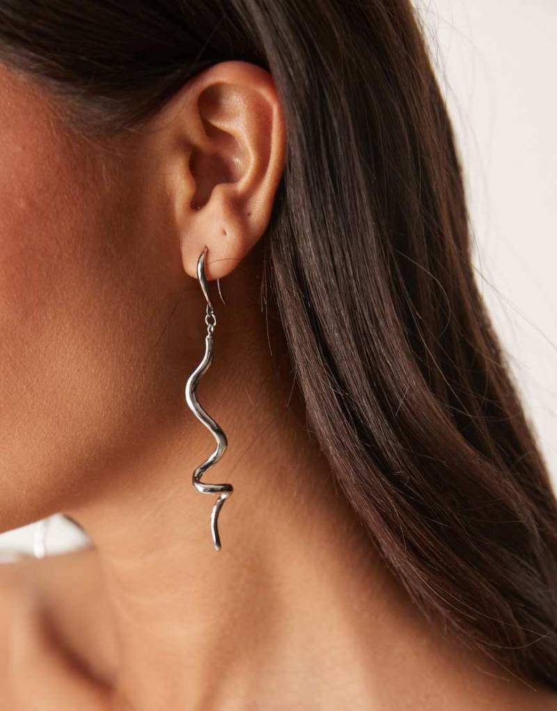 ASOS DESIGN - Silberfarbene Hängeohrringe in verschnörkelter Optik von ASOS DESIGN