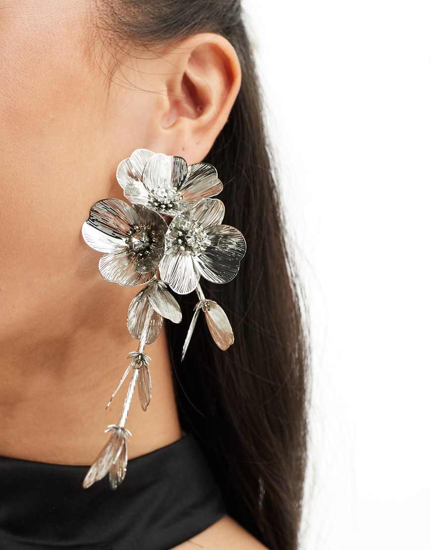 ASOS DESIGN - Silberfarbene Hängeohrringe mit 3D-Blumendesign ASOS DESIGN - Silberfarbene Hängeohrringe mit 3D-Blumendesign von ASOS DESIGN