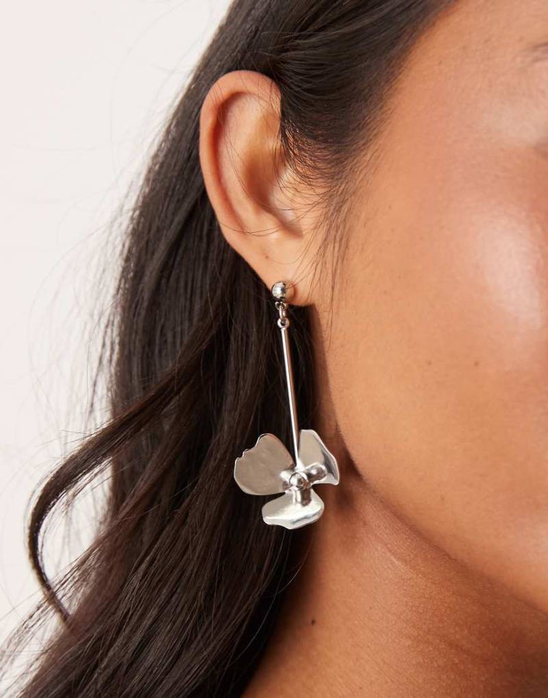 ASOS DESIGN - Silberfarbene Hängeohrringe mit Blumen-Detail von ASOS DESIGN