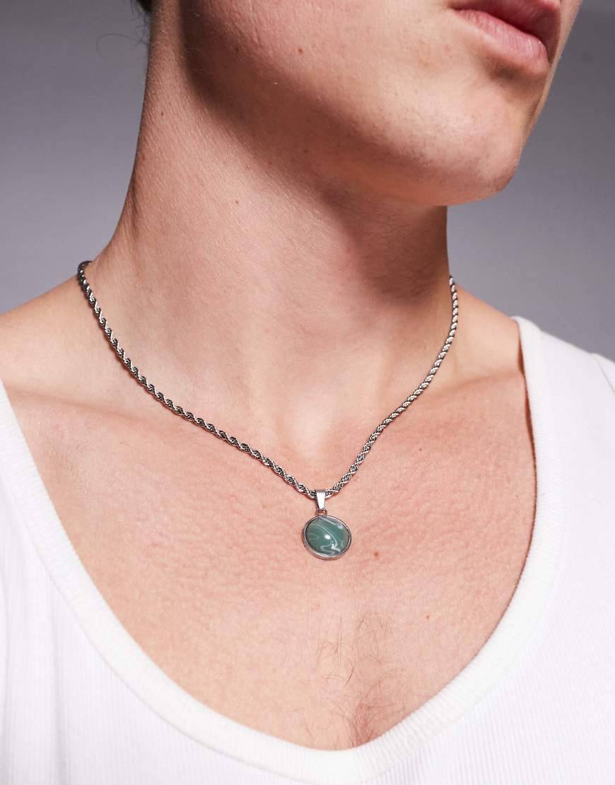 ASOS DESIGN - Silberfarbene Festival-Halskette aus wasserfestem Edelstahl mit rundem Anhänger in Jade-Optik ASOS DESIGN - Silberfarbene Festival-Halskette aus wasserfestem Edelstahl mit rundem Anhänger in Jade-Optik von ASOS DESIGN