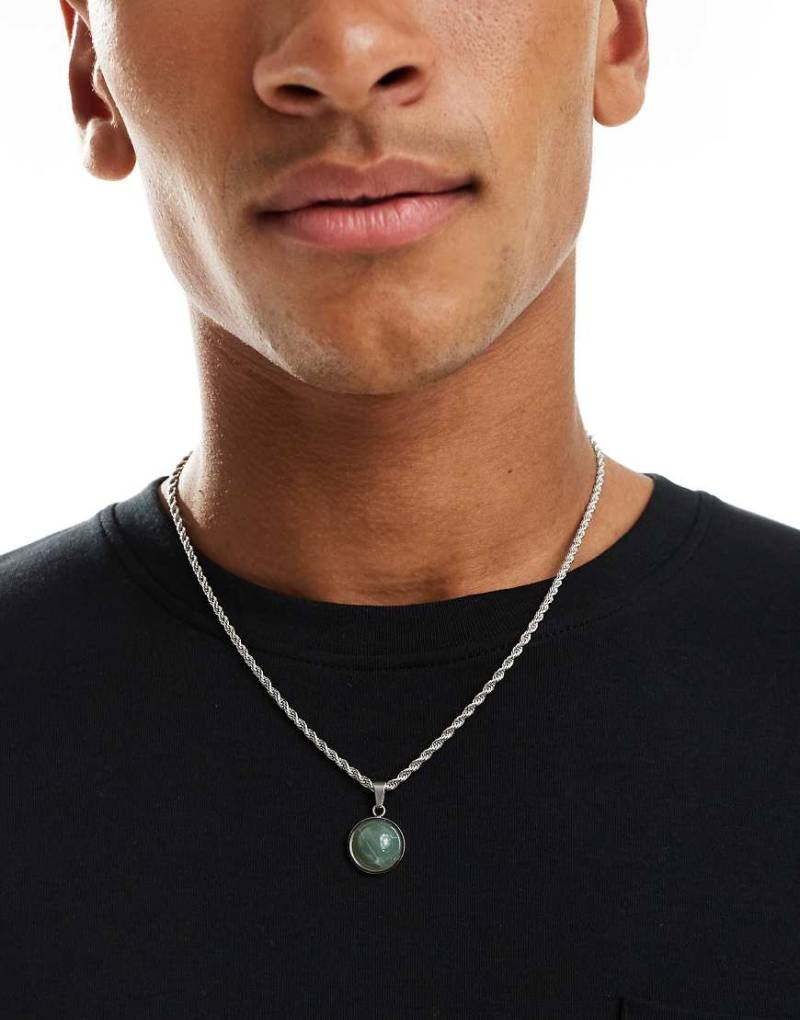 ASOS DESIGN - Silberfarbene Festival-Halskette aus wasserfestem Edelstahl mit rundem Anhänger in Jade-Optik von ASOS DESIGN