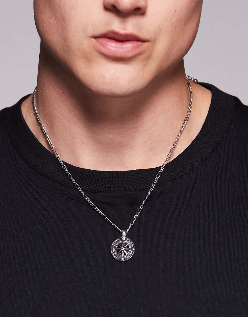 ASOS DESIGN - Silberfarbene Halskette aus wasserfestem Edelstahl mit Kompassanhänger ASOS DESIGN - Silberfarbene Halskette aus wasserfestem Edelstahl mit Kompassanhänger von ASOS DESIGN