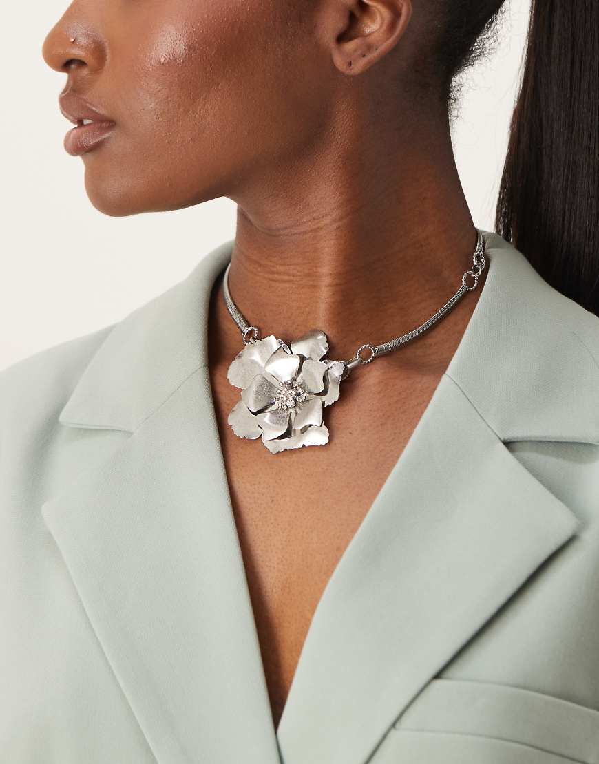 ASOS DESIGN - Silberfarbene Halskette mit Blumenanhänger und Kristallverzierung ASOS DESIGN - Silberfarbene Halskette mit Blumenanhänger und Kristallverzierung von ASOS DESIGN