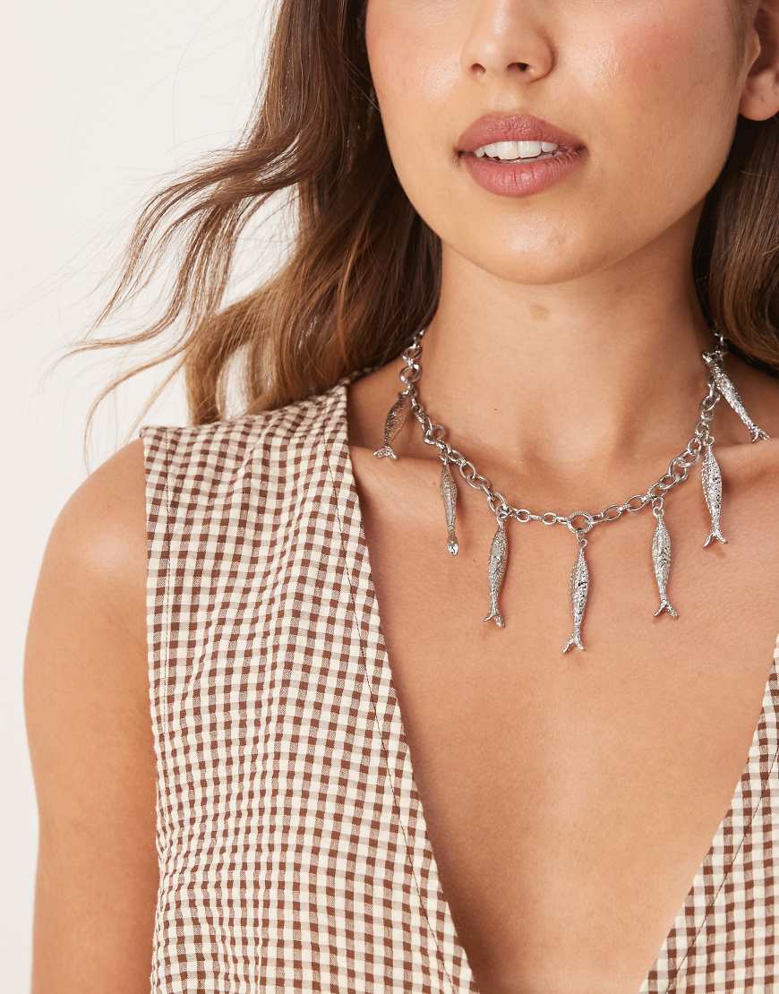 ASOS DESIGN - Silberfarbene Halskette mit Fisch-Anhängern von ASOS DESIGN