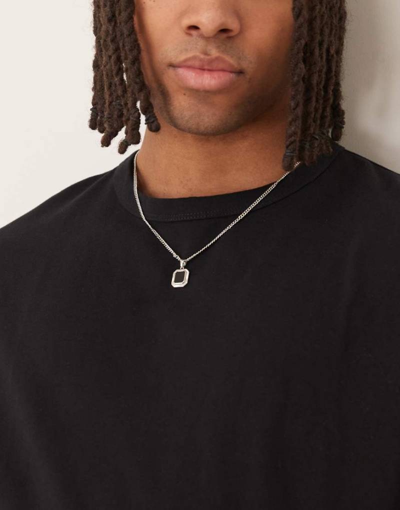 ASOS DESIGN - Silberfarbene Halskette mit eckigem Anhänger mit schwarzem Stein von ASOS DESIGN