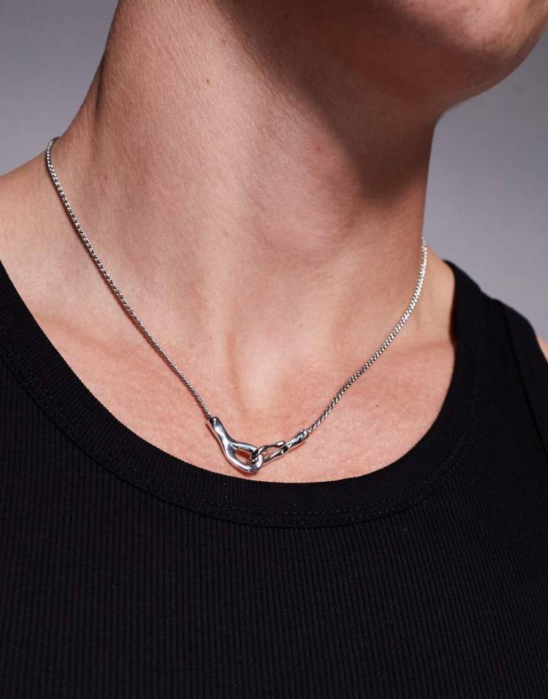 ASOS DESIGN - Halskette in Silberoptik mit Gliederverschluss in geschmolzener Optik von ASOS DESIGN