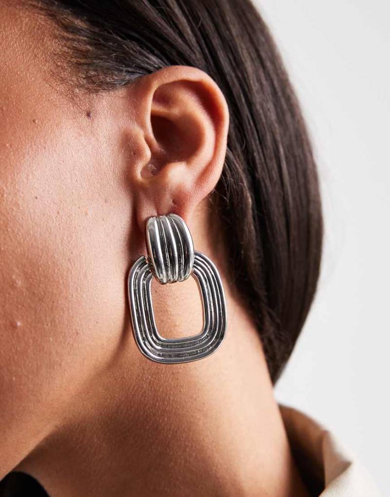 ASOS DESIGN - Silberfarbene Ohrringe mit Creolen-Detail von ASOS DESIGN