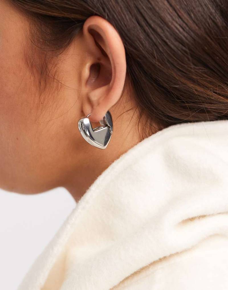 ASOS DESIGN - Silberfarbene Ohrringe mit Herzdetail von ASOS DESIGN