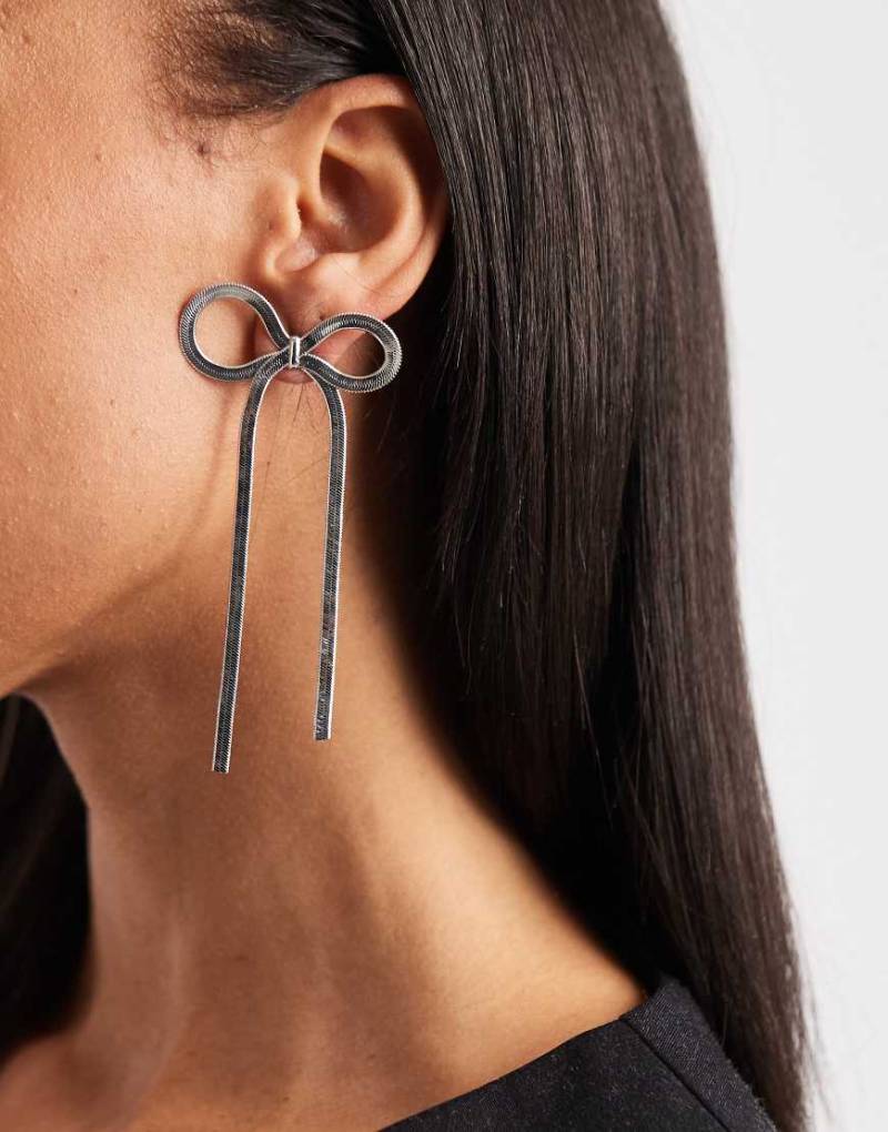 ASOS DESIGN - Silberfarbene Ohrringe mit Schleifen-Design-Goldfarben von ASOS DESIGN