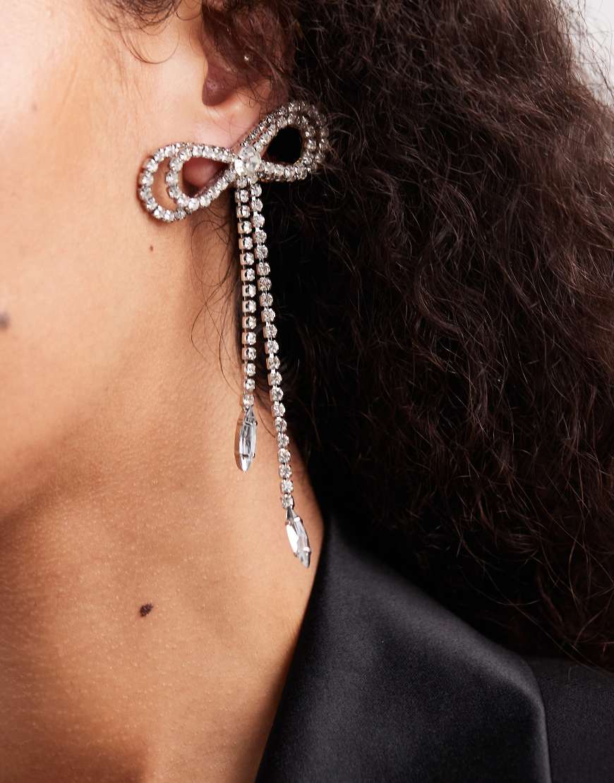 ASOS DESIGN - Silberfarbene Ohrstecker im Schleifen-Design mit Schmucksteinen ASOS DESIGN - Silberfarbene Ohrstecker im Schleifen-Design mit Schmucksteinen von ASOS DESIGN
