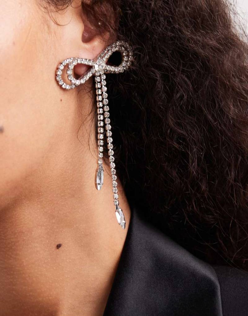 ASOS DESIGN - Silberfarbene Ohrstecker im Schleifen-Design mit Schmucksteinen ASOS DESIGN - Silberfarbene Ohrstecker im Schleifen-Design mit Schmucksteinen von ASOS DESIGN