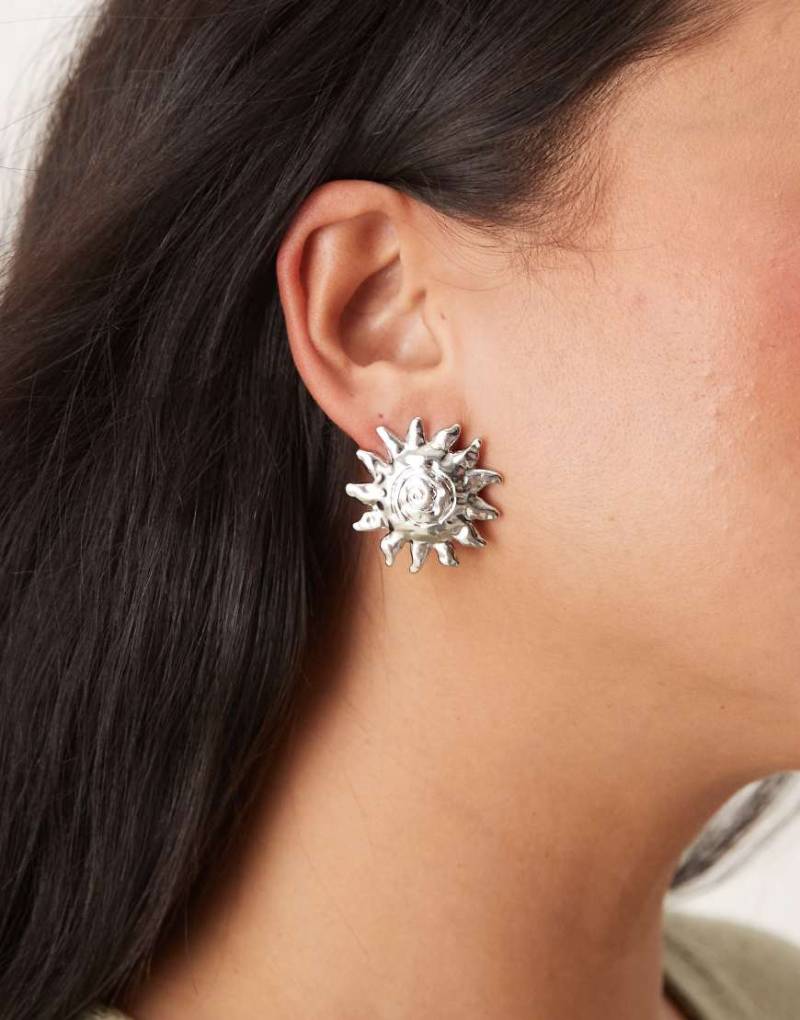ASOS DESIGN - Silberfarbene Ohrstecker im Sonnen-Design von ASOS DESIGN
