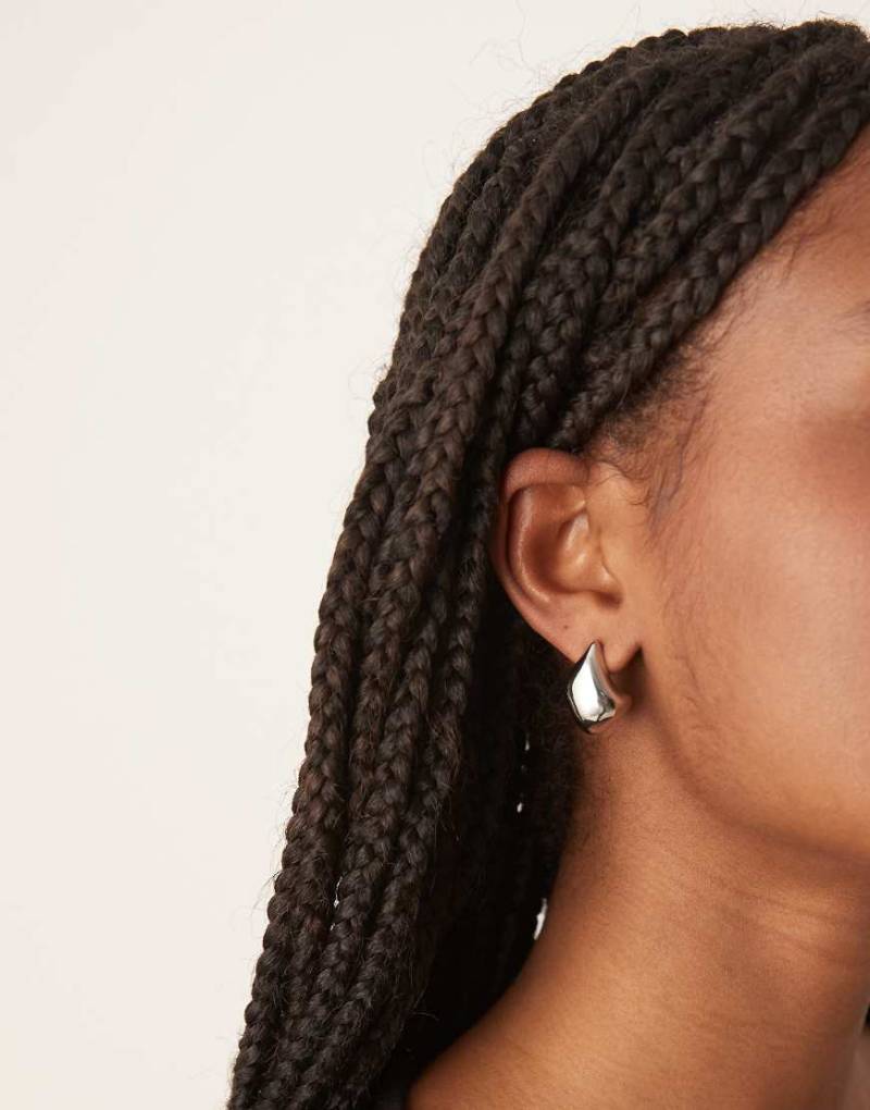 ASOS DESIGN - Silberfarbene Ohrstecker in Tropfenform von ASOS DESIGN