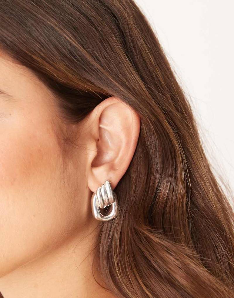 ASOS DESIGN - Silberfarbene Ohrstecker in Türklopfer-Optik von ASOS DESIGN