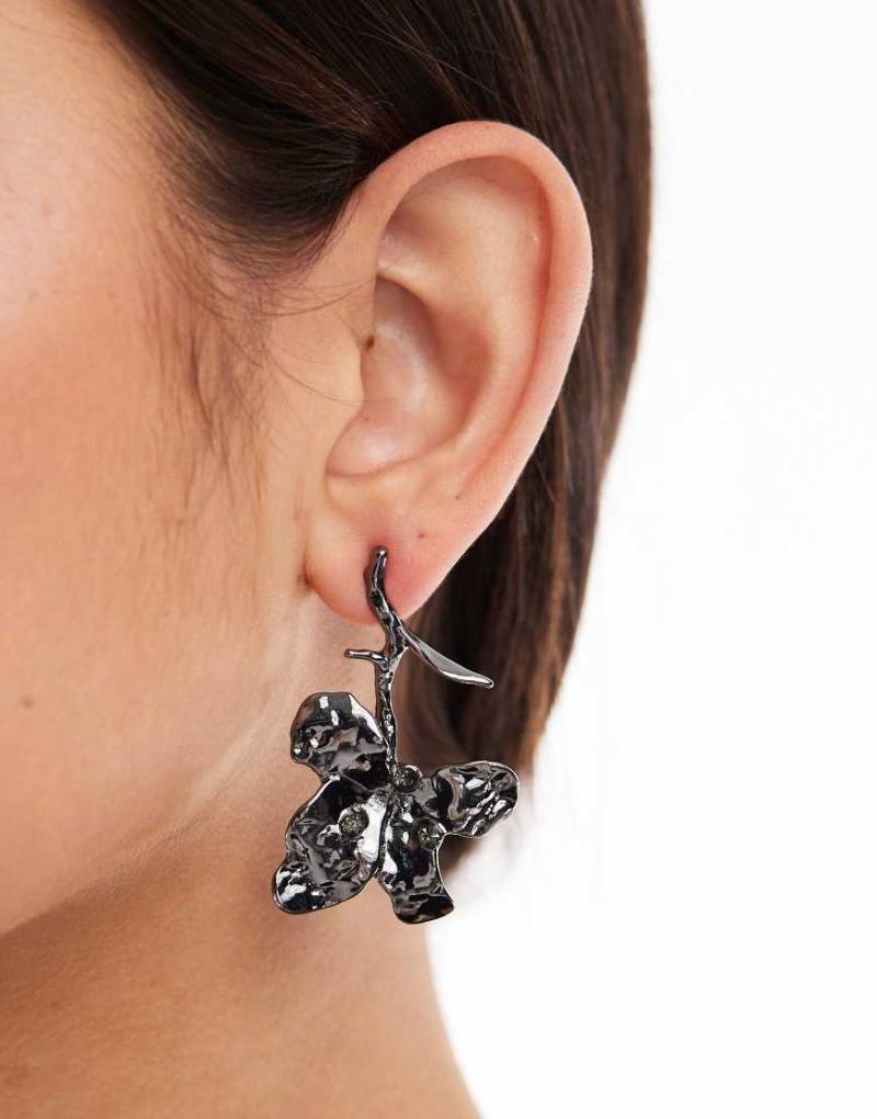 ASOS DESIGN - Silberfarbene Ohrstecker mit abstraktem Blumendesign-Schwarz von ASOS DESIGN