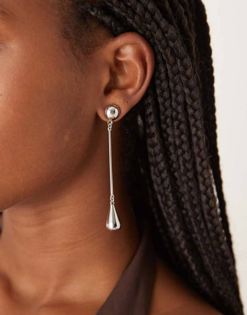 ASOS DESIGN - Silberfarbene Ohrstecker mit tropfenförmigem Hängedesign von ASOS DESIGN