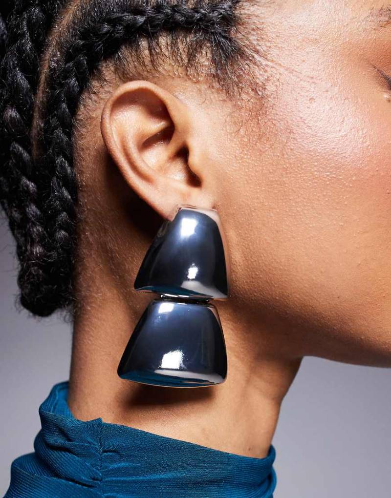 ASOS DESIGN - Silberfarbene eckige Ohrringe mit Doppel-Türklopferdesign von ASOS DESIGN
