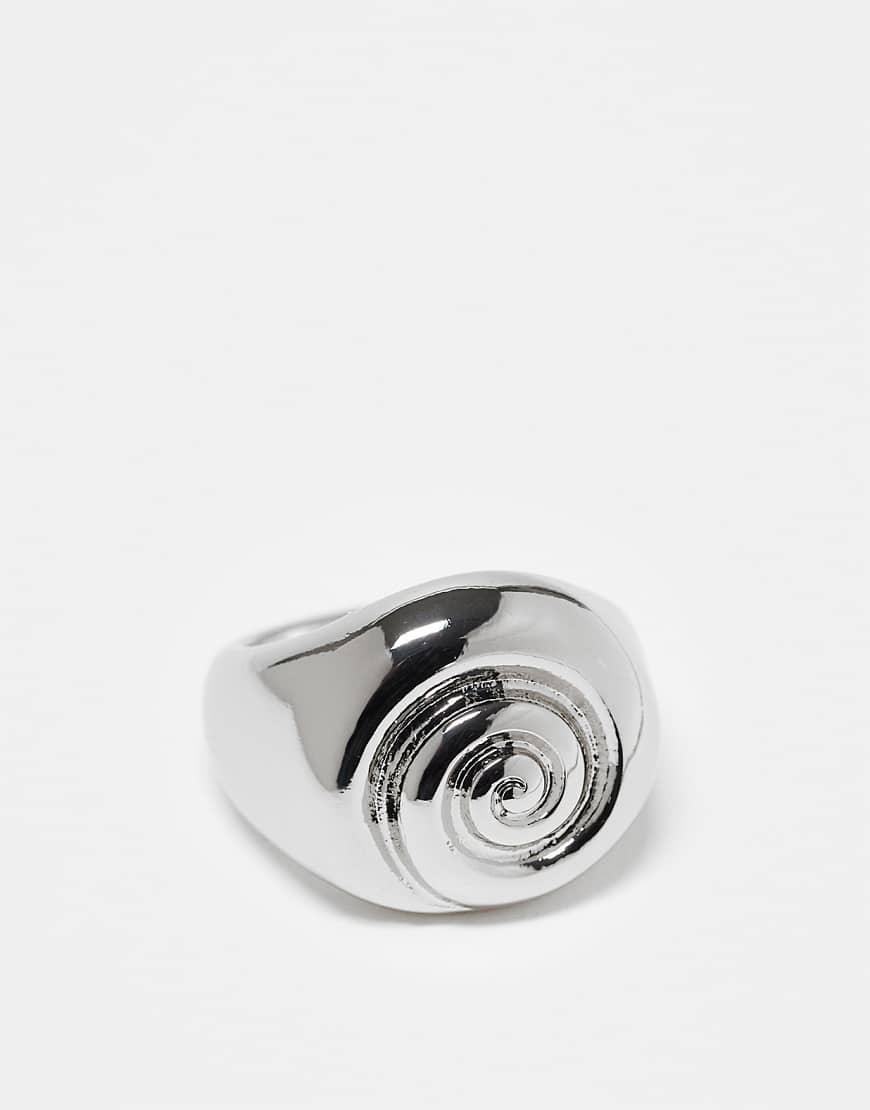 ASOS DESIGN - Silberfarbener, klobiger Ring mit Muscheldesign ASOS DESIGN - Silberfarbener, klobiger Ring mit Muscheldesign von ASOS DESIGN