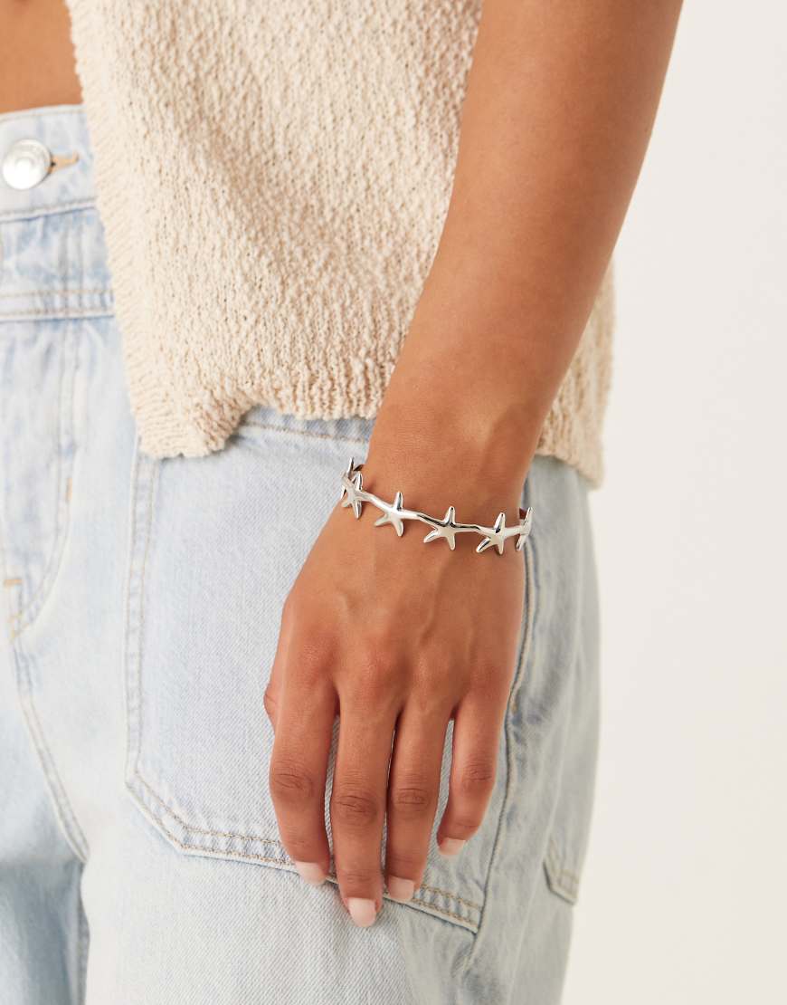 ASOS DESIGN - Silberfarbener Armreif aus wasserfestem Edelstahl mit kleinen Seesterndetails von ASOS DESIGN