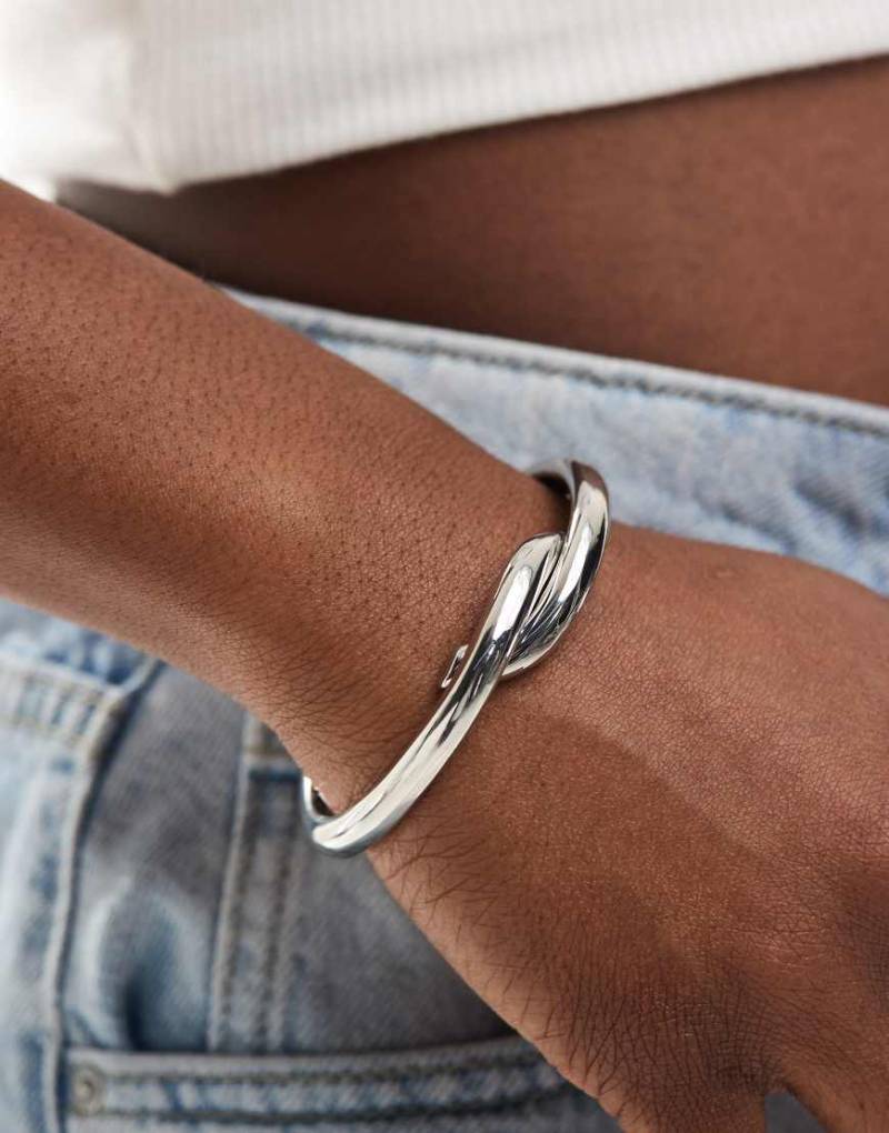 ASOS DESIGN - Silberfarbener Armreif mit Wickeldetail von ASOS DESIGN