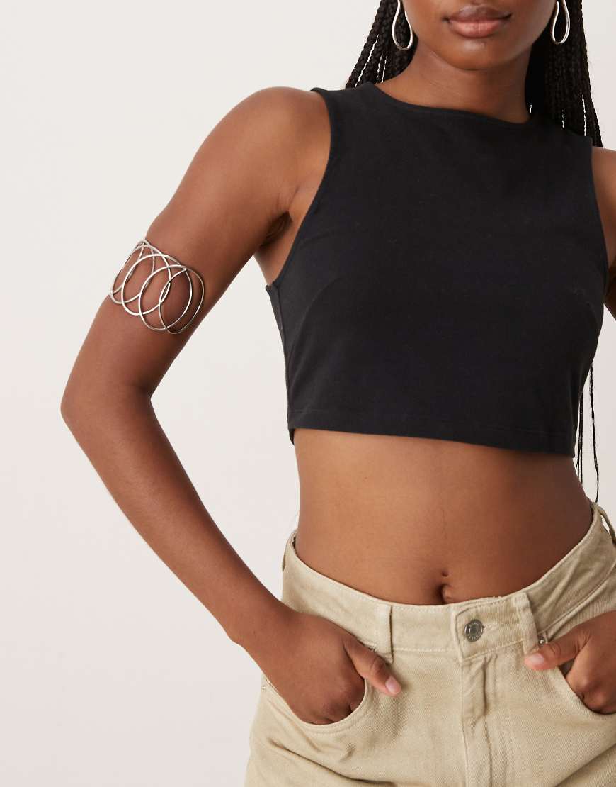 ASOS DESIGN - Silberfarbener Armreif mit breitem Drahtdesign ASOS DESIGN - Silberfarbener Armreif mit breitem Drahtdesign von ASOS DESIGN