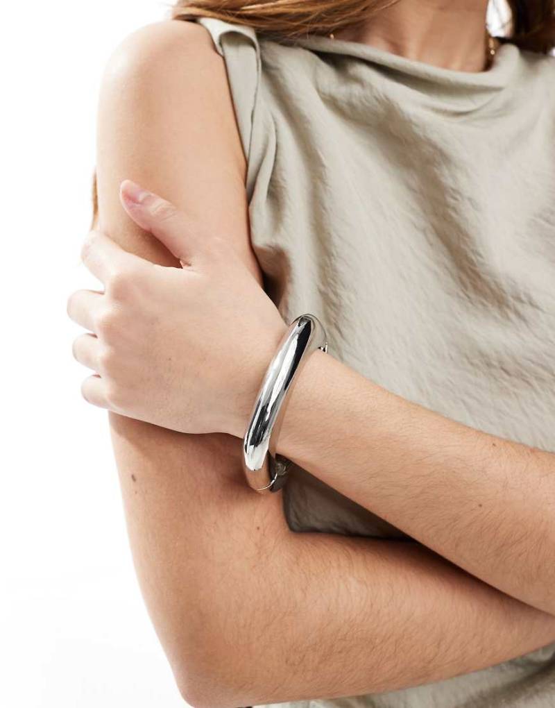 ASOS DESIGN - Silberfarbener Armreif mit eckigem Design von ASOS DESIGN