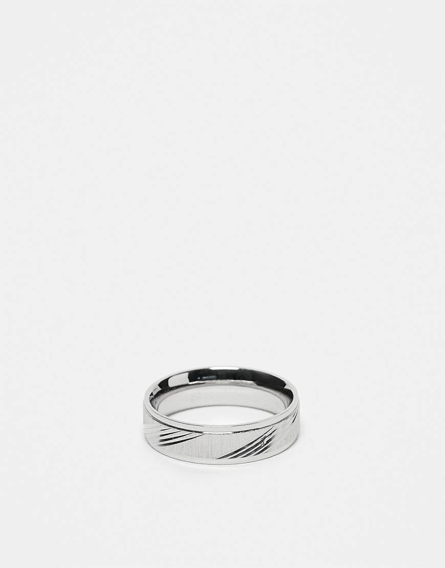 ASOS DESIGN - Silberfarbener Ring aus wasserfestem Edelstahl in gebürsteter Optik mit diagonaler Rille von ASOS DESIGN