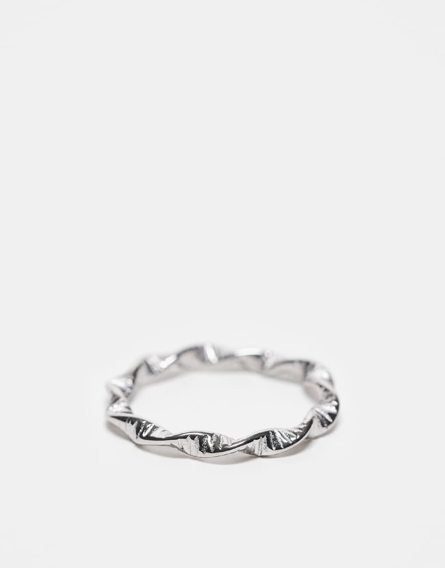 ASOS DESIGN - Silberfarbener Ring aus wasserfestem Edelstahl in verdrehter Seiloptik von ASOS DESIGN