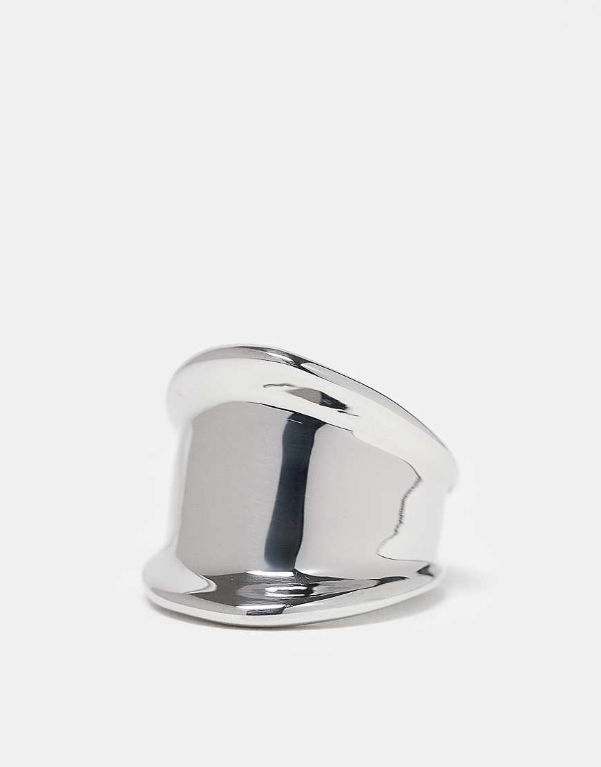 ASOS DESIGN - Silberfarbener Ring aus wasserfestem Edelstahl mit abstraktem Design ASOS DESIGN - Silberfarbener Ring aus wasserfestem Edelstahl mit abstraktem Design von ASOS DESIGN