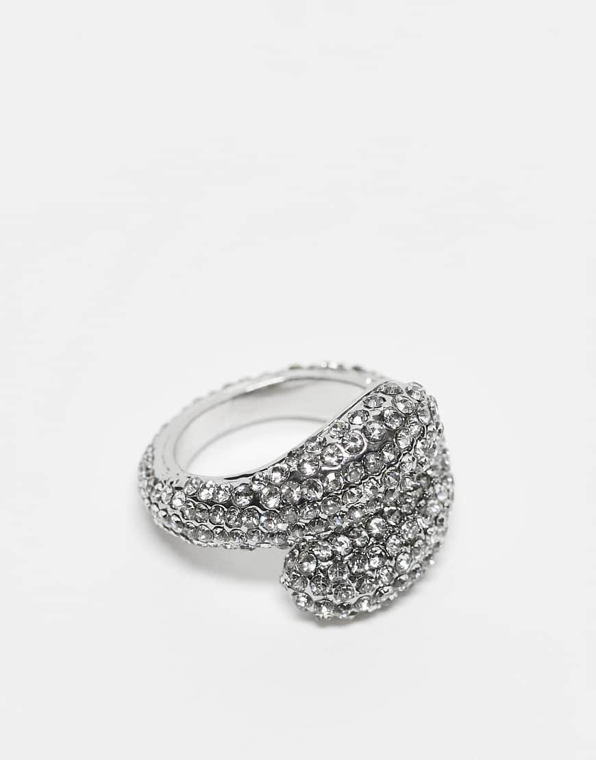 ASOS DESIGN - Silberfarbener Ring im Wrap-around-Design mit Mikrokristallen im Pavé-Design ASOS DESIGN - Silberfarbener Ring im Wrap-around-Design mit Mikrokristallen im Pavé-Design von ASOS DESIGN