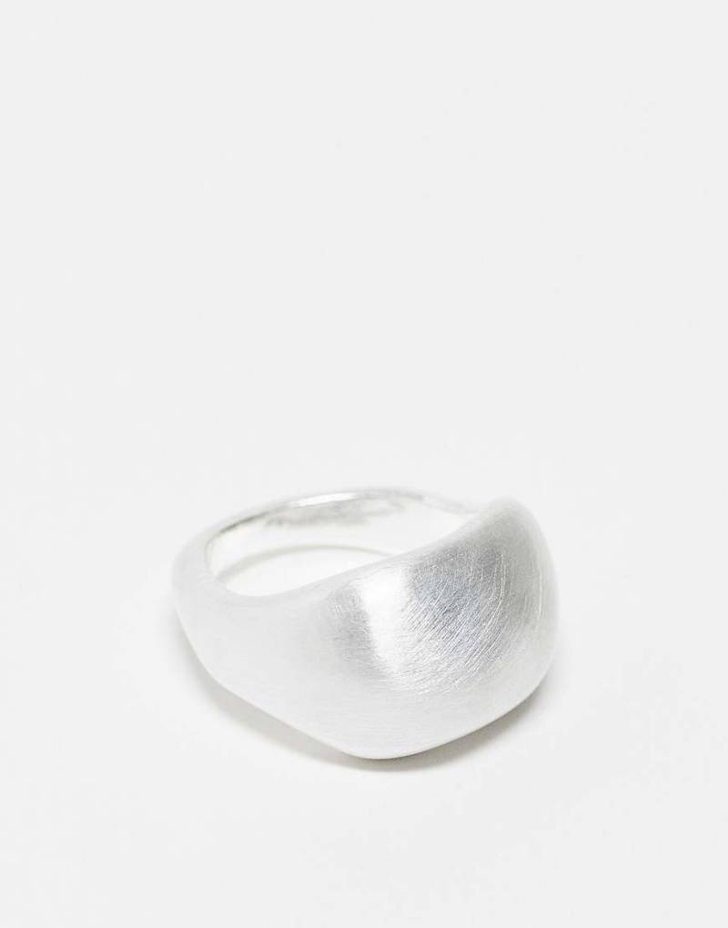 ASOS DESIGN - Silberfarbener Ring mit breitem Design und gebürsteter Optik von ASOS DESIGN