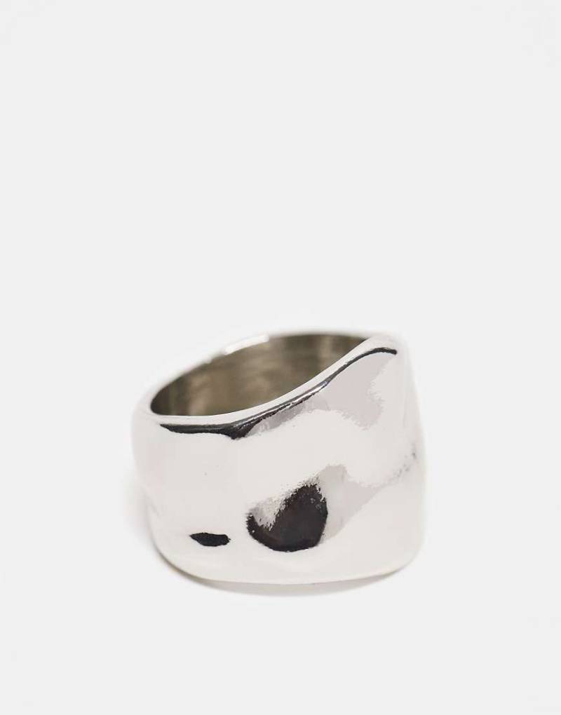ASOS DESIGN - Silberfarbener Ring mit gehämmerter Struktur von ASOS DESIGN